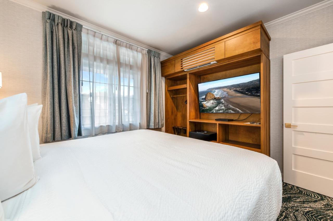 Hallmark Resort In Канън Бийч Екстериор снимка