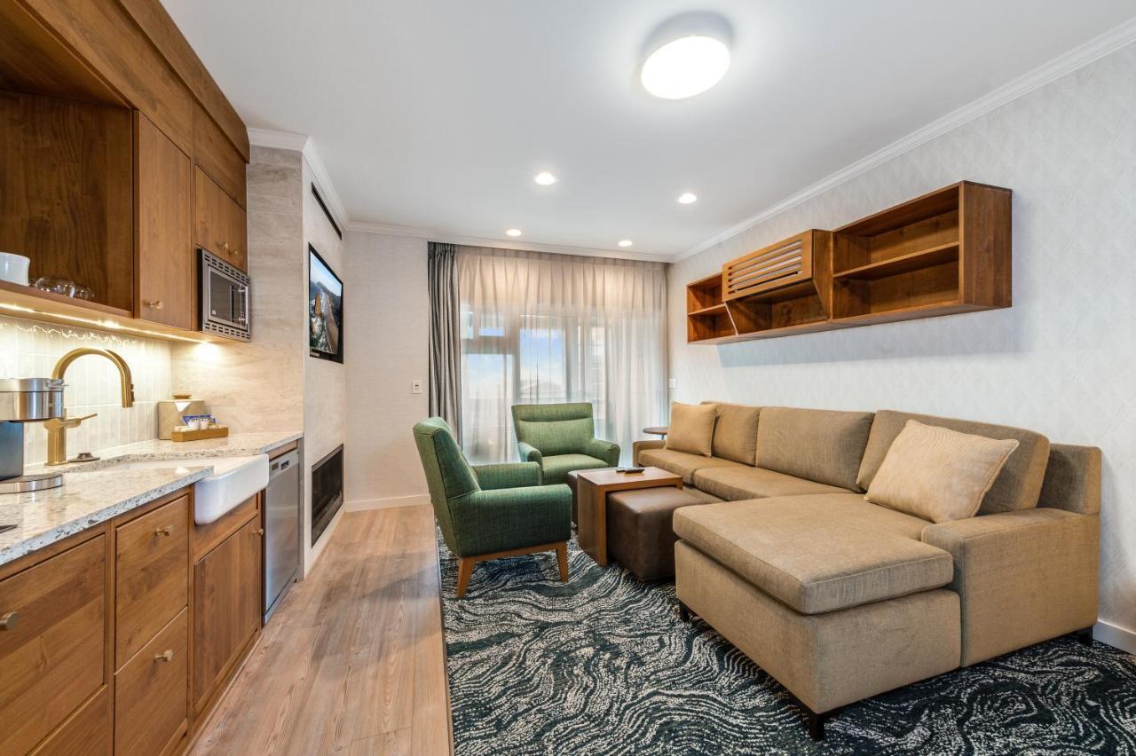 Hallmark Resort In Канън Бийч Екстериор снимка
