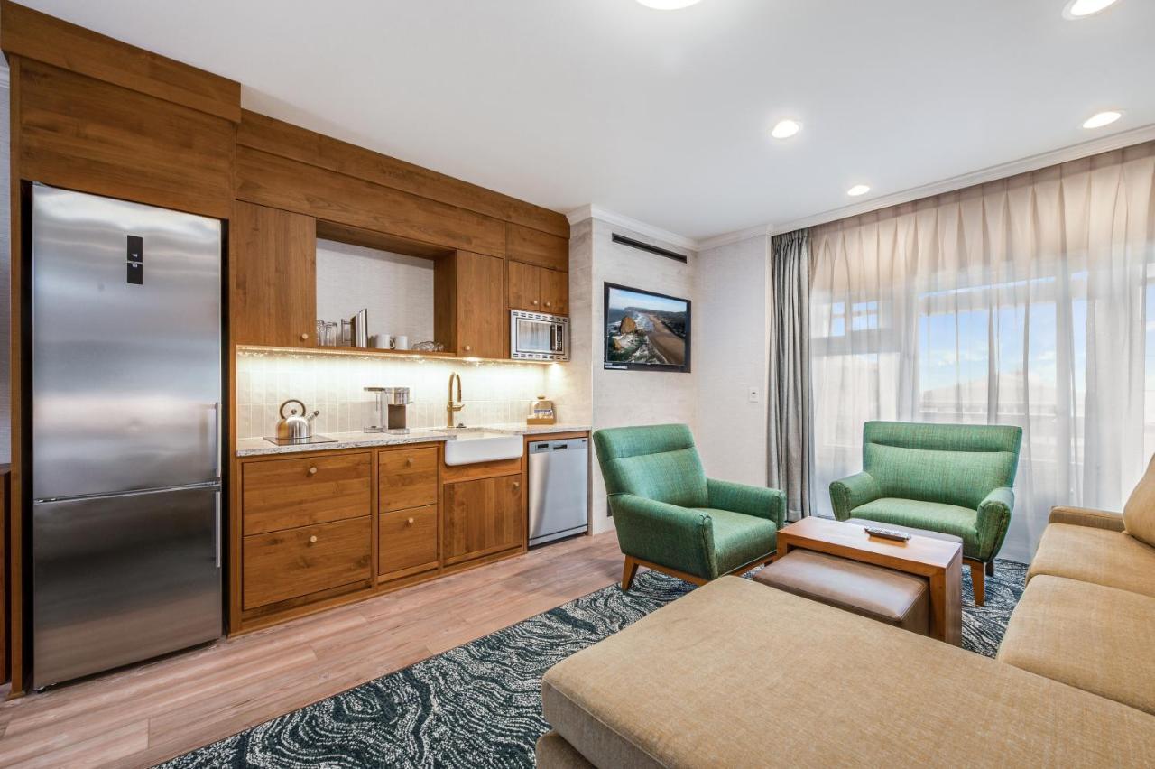 Hallmark Resort In Канън Бийч Екстериор снимка