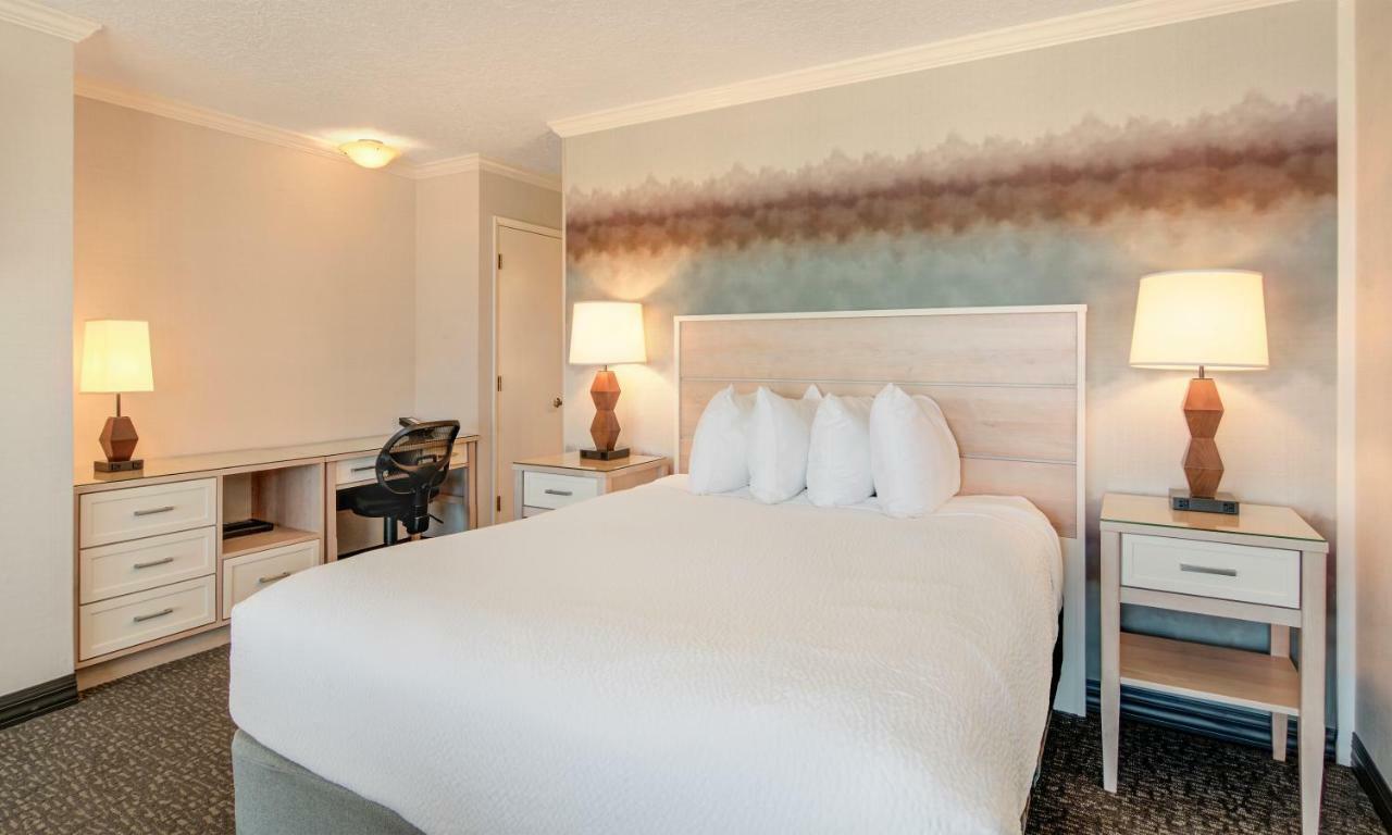 Hallmark Resort In Канън Бийч Екстериор снимка