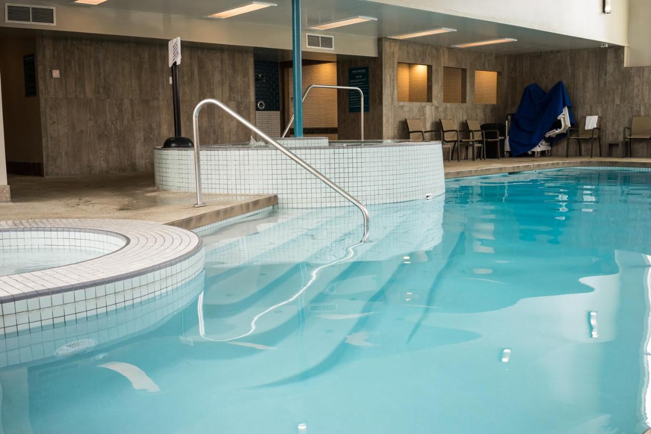 Hallmark Resort In Канън Бийч Екстериор снимка